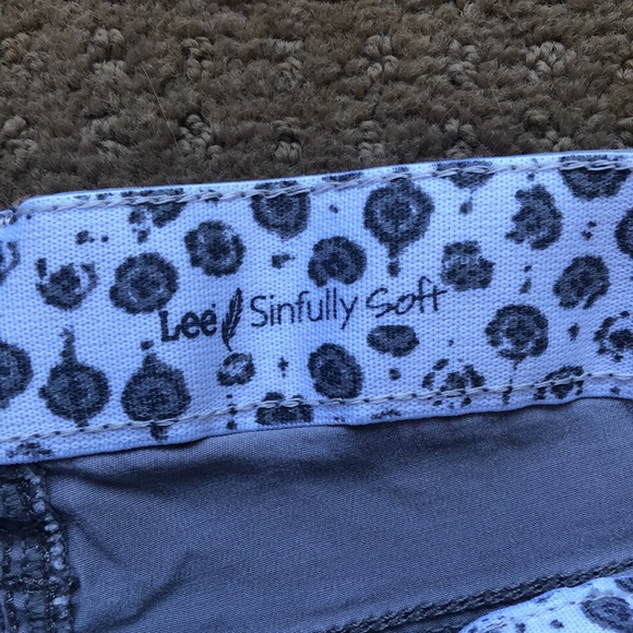 Lee Sinfully Soft Cargo Capris | Size small - Picture 7 of 8